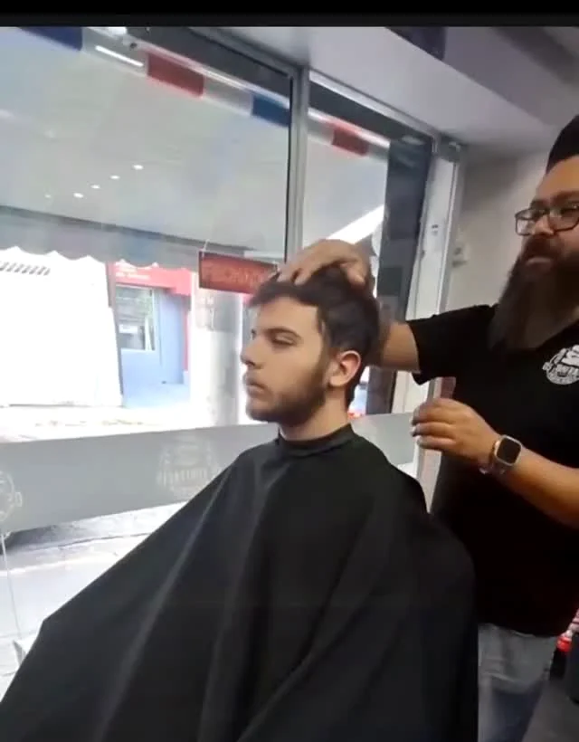 Atendimento de corte masculino na Os Confrades