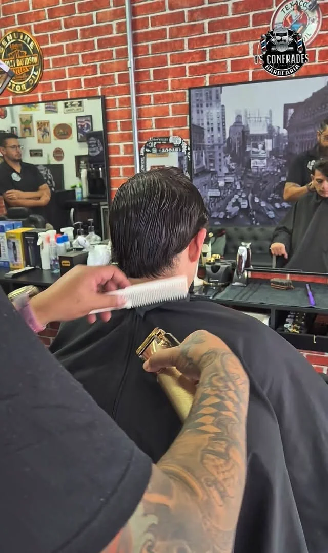 Barbeiro realizando acabamento de corte na Os Confrades