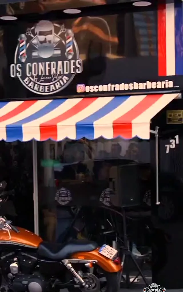 Fachada da Os Confrades Barbearia na Rua das Monções
